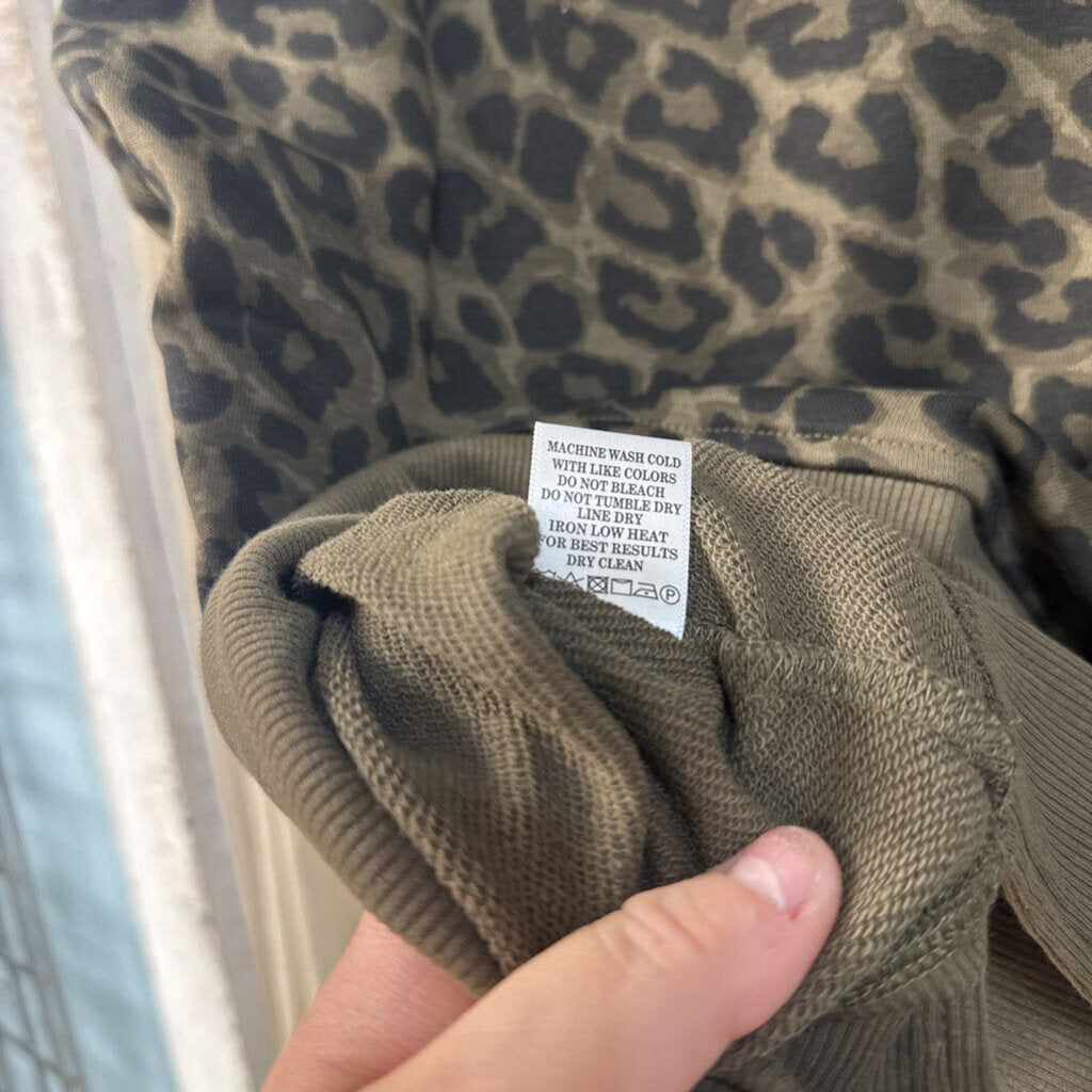 Very J, Top,Leopard Print Sweatshirt,Olive,L